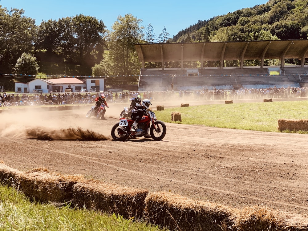 personne roulant sur une moto tout-terrain pendant la journée