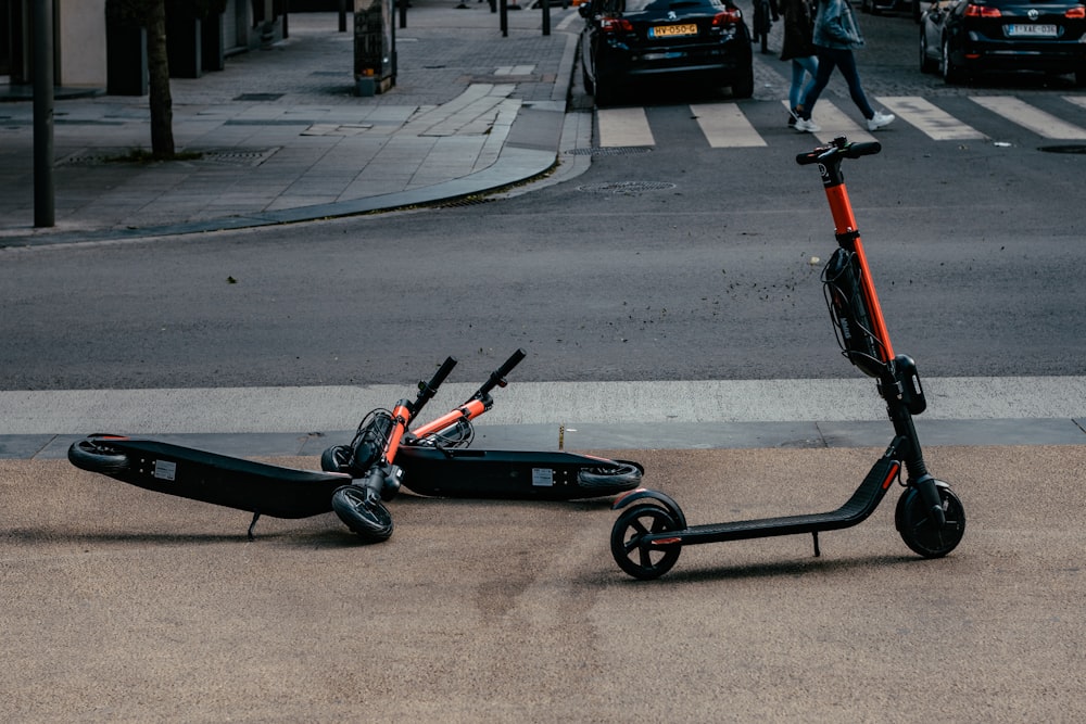 Scooters motorisés garés près de la route pendant la journée