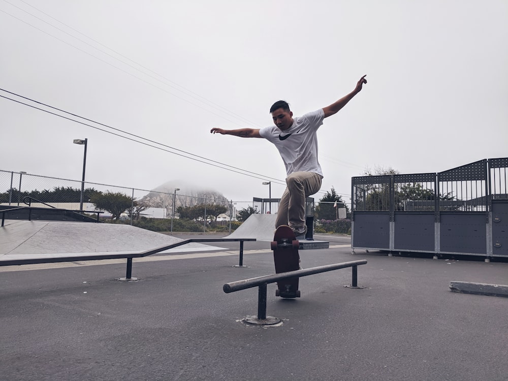 man skateboarding at daytime