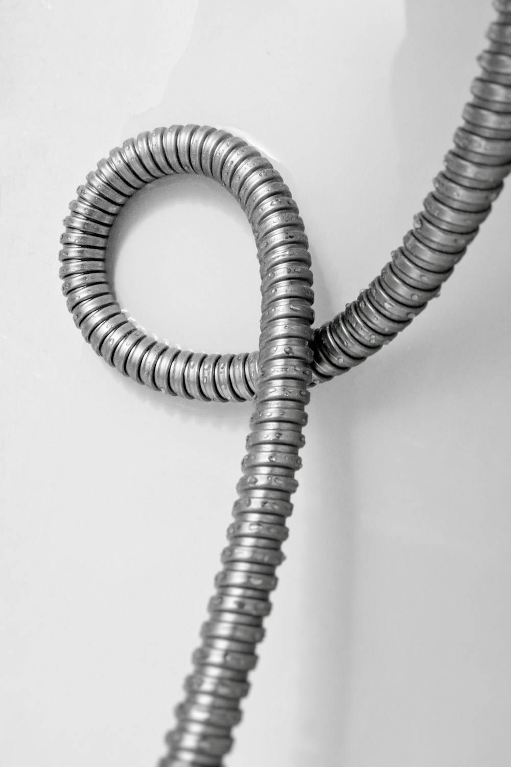 tubo flessibile in metallo grigio
