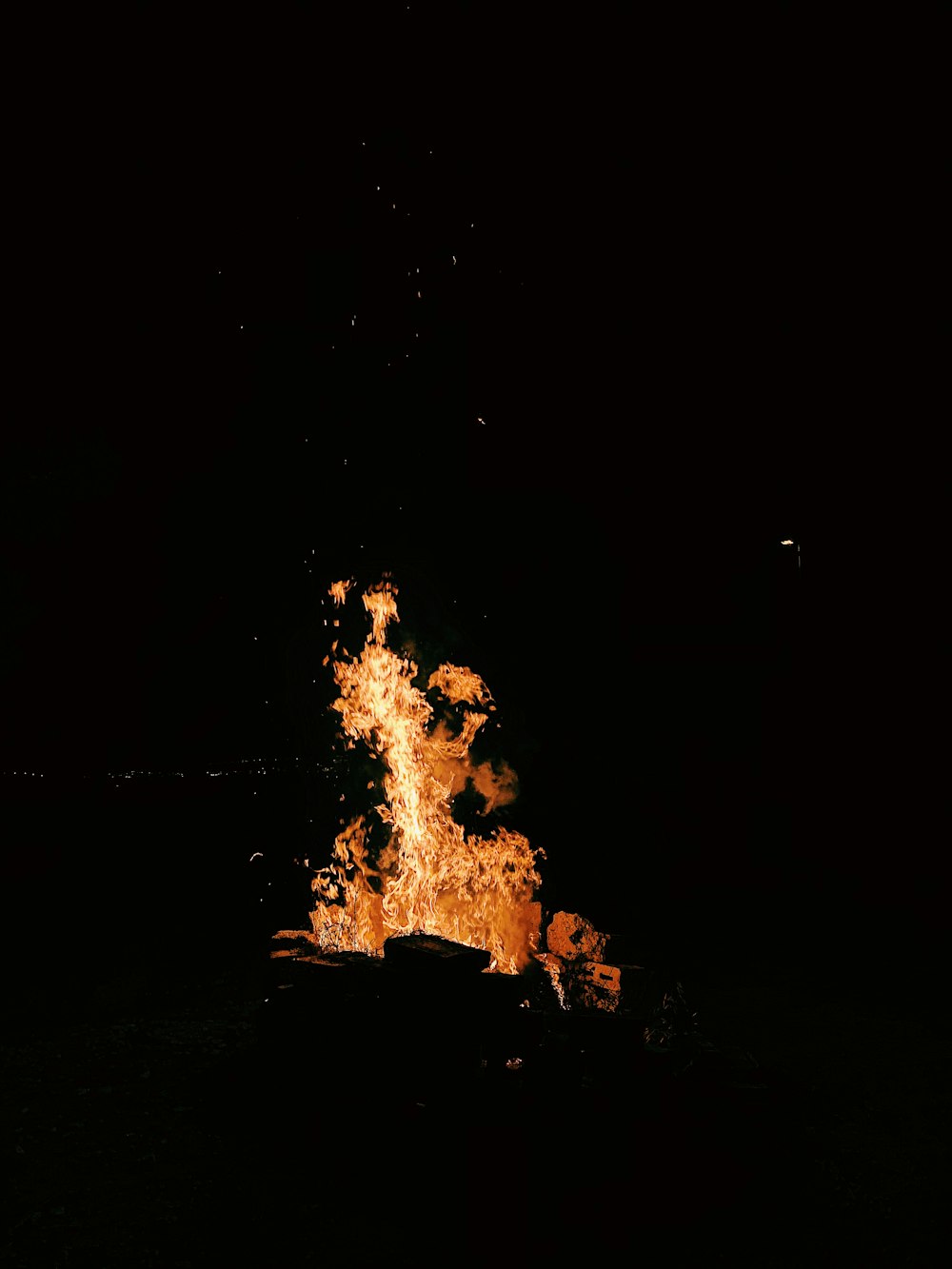 Holzverbrennung in der Nacht