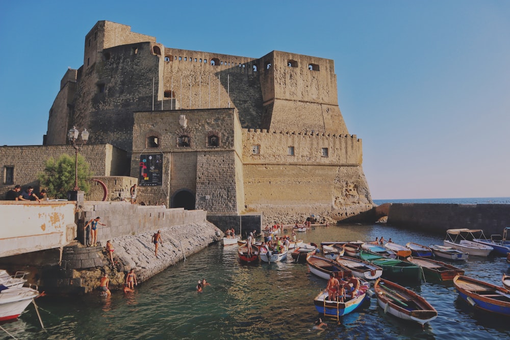 Barche sullo specchio d'acqua vicino a Brown Building