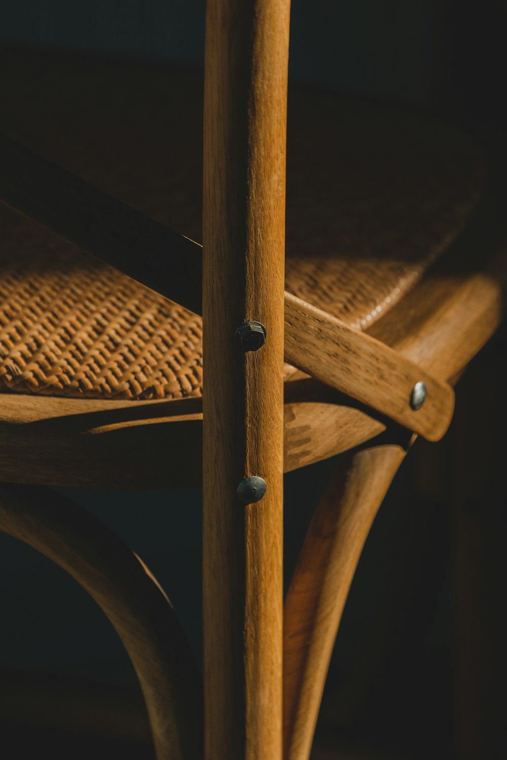 brauner geflochtener Stuhl