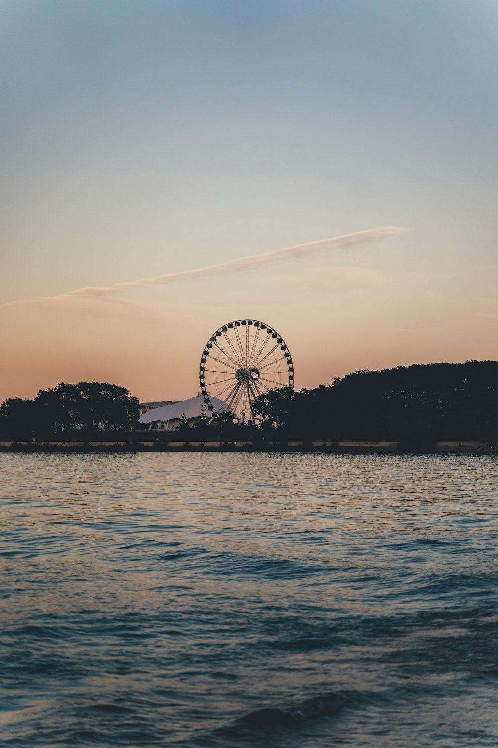 Riesenrad in der Nähe eines Gewässers