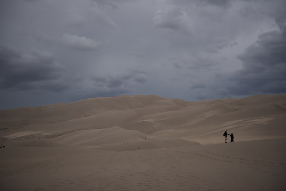 Dos personas de pie en el desierto