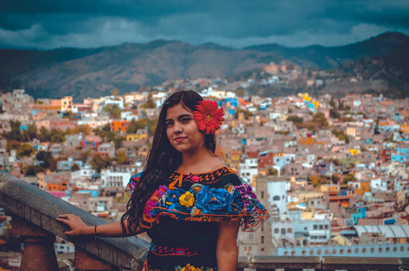 mujer bella con corona de flores