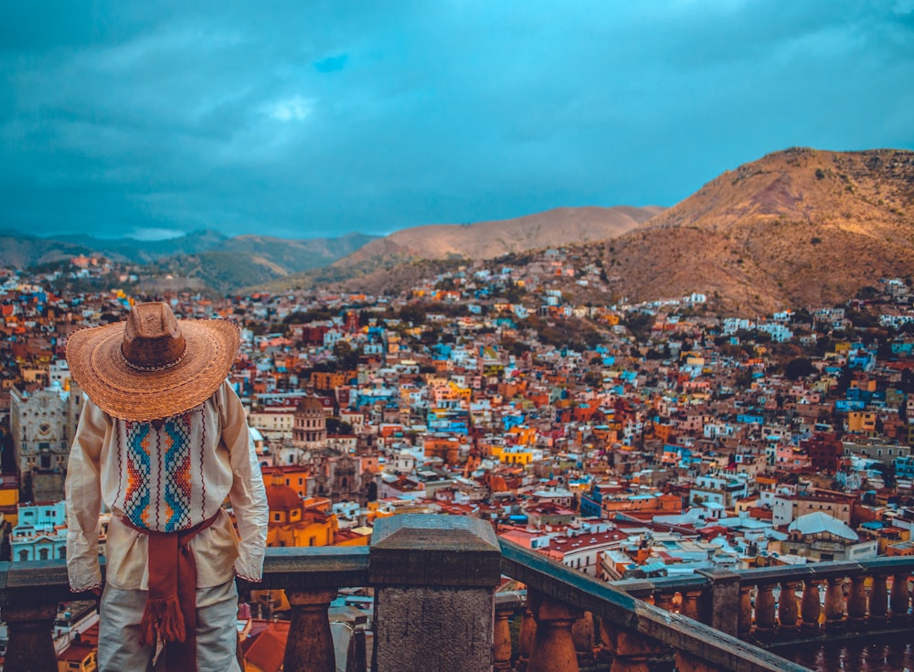 Person mit braunem Sombrero