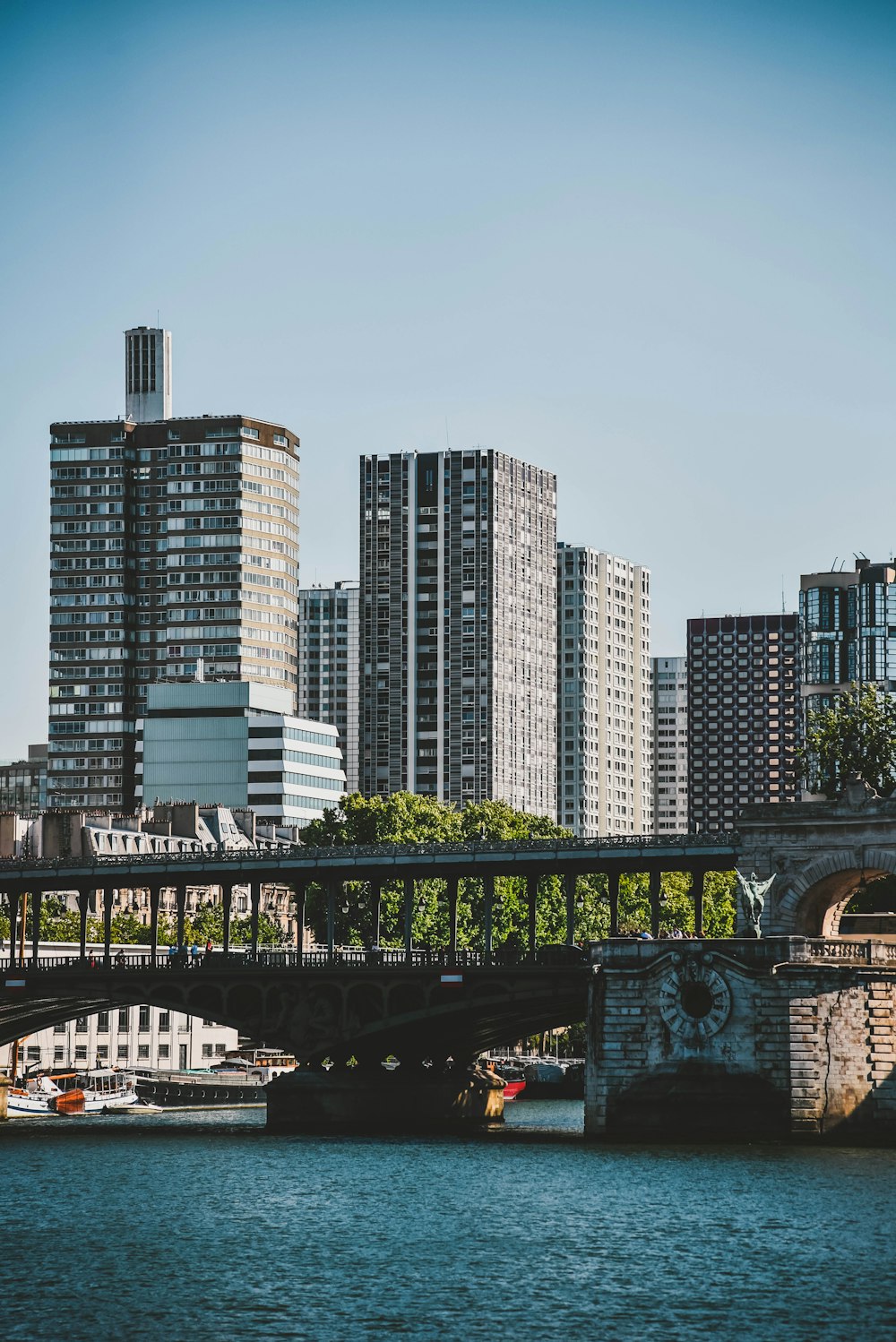 pont devant les bâtiments