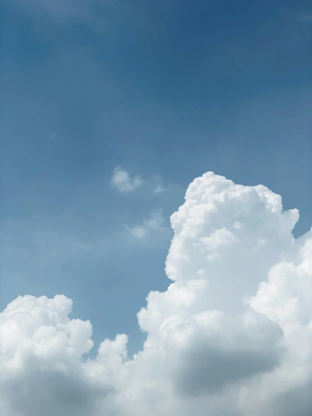 nuages gris pendant la journée