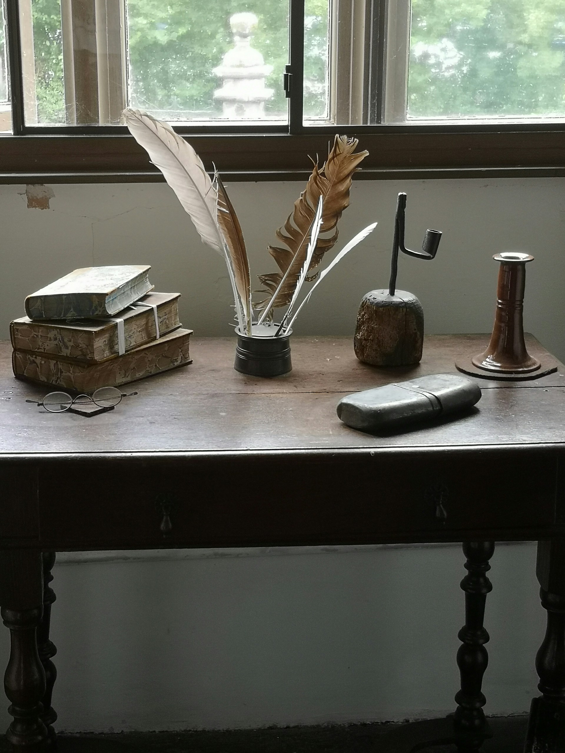 gray computer monitor