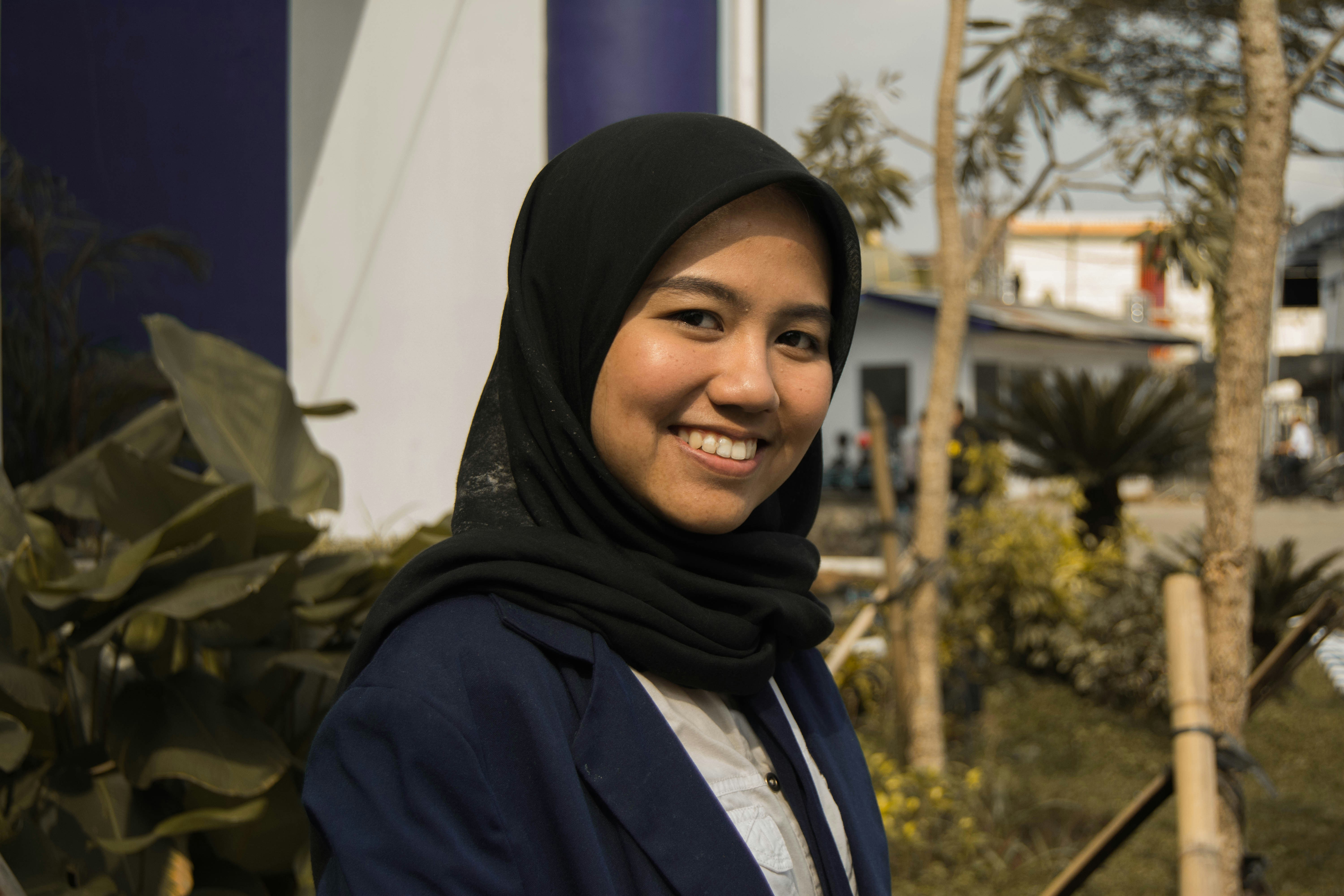 Foto profil Siti Rahayu, wanita muda berhijab biru, ekspresi ceria