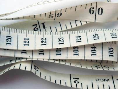 A colorful animated size chart featuring playful icons and dynamic measurements.