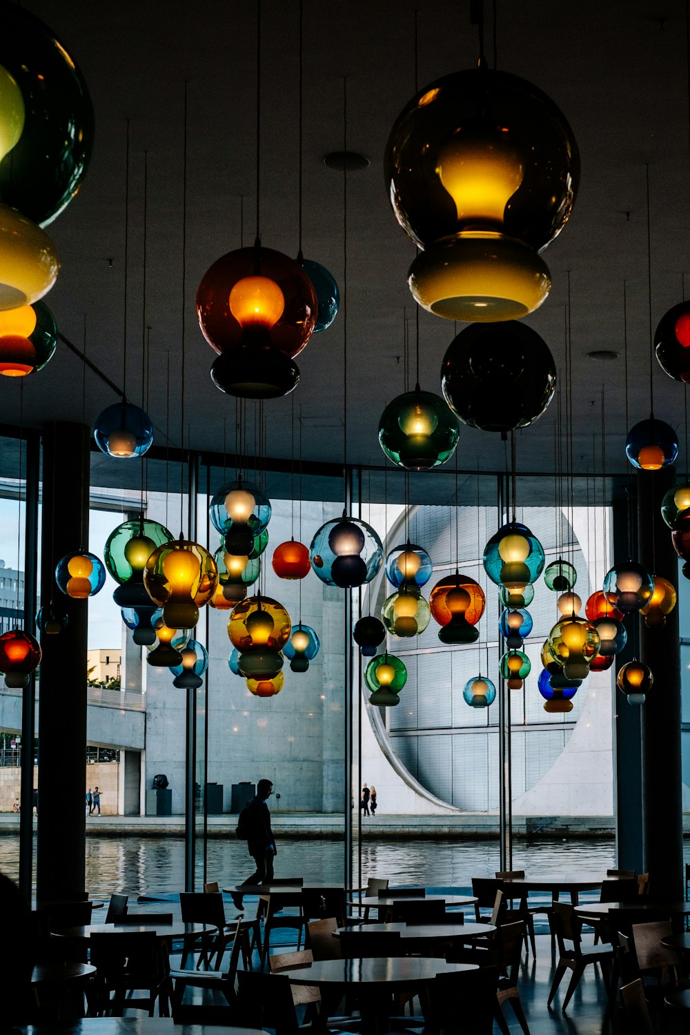 Lampes suspendues de couleurs assorties photographie en gros plan