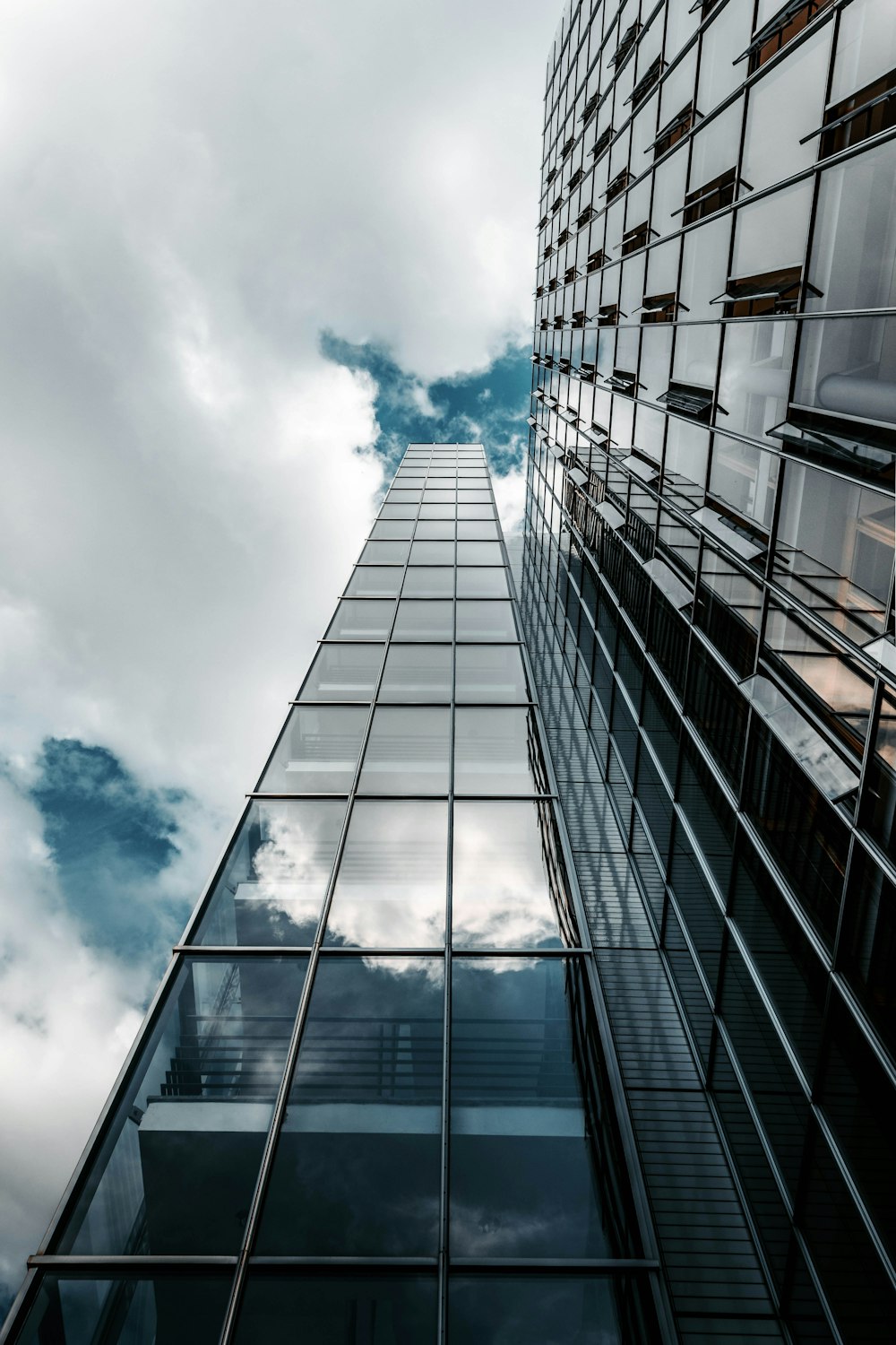 Fotografía de ángulo bajo de un edificio de gran altura bajo el cielo nublado