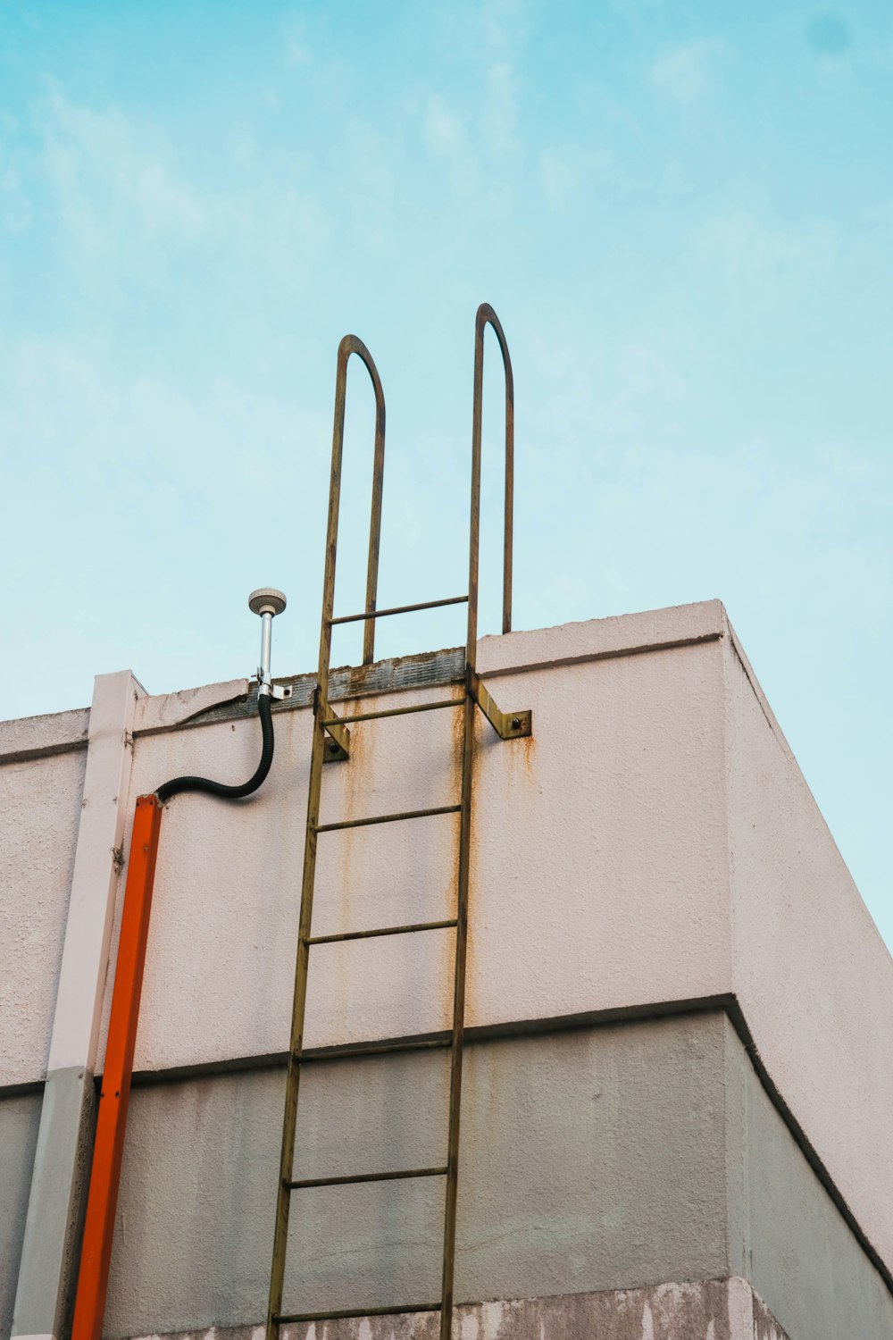 gray hanging ladder