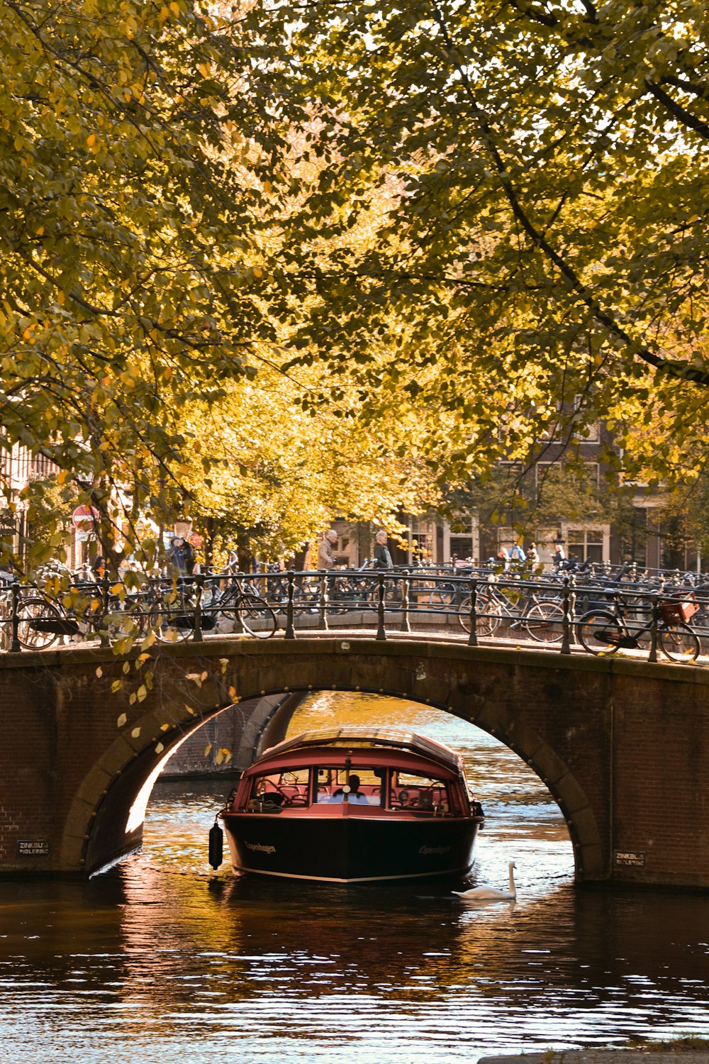 Bateau passant sous la rivière