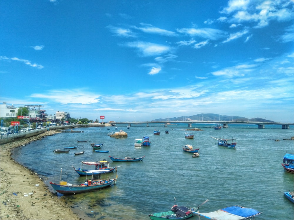 barcos no corpo d'água