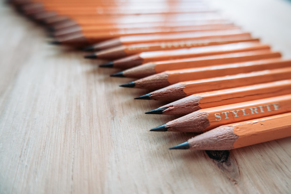 crayon Stylrite marron sur table en bois marron