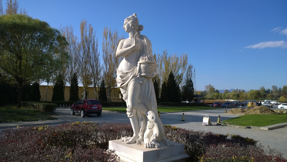 fotografia ravvicinata della statua della donna in cemento bianco