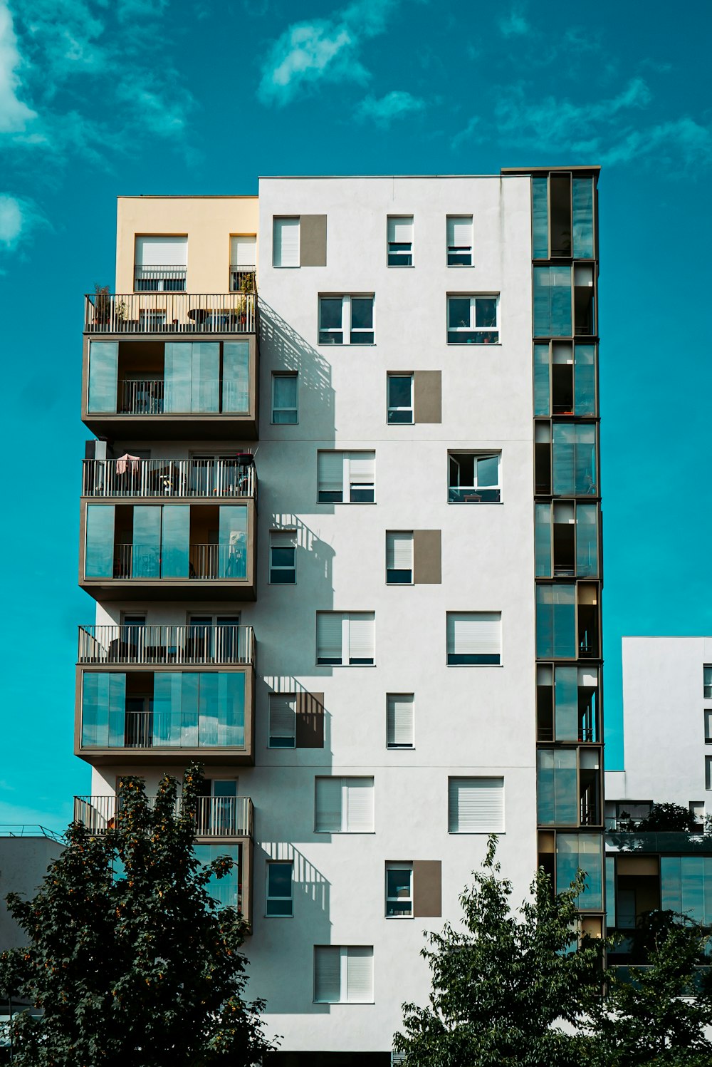 immeuble de grande hauteur blanc