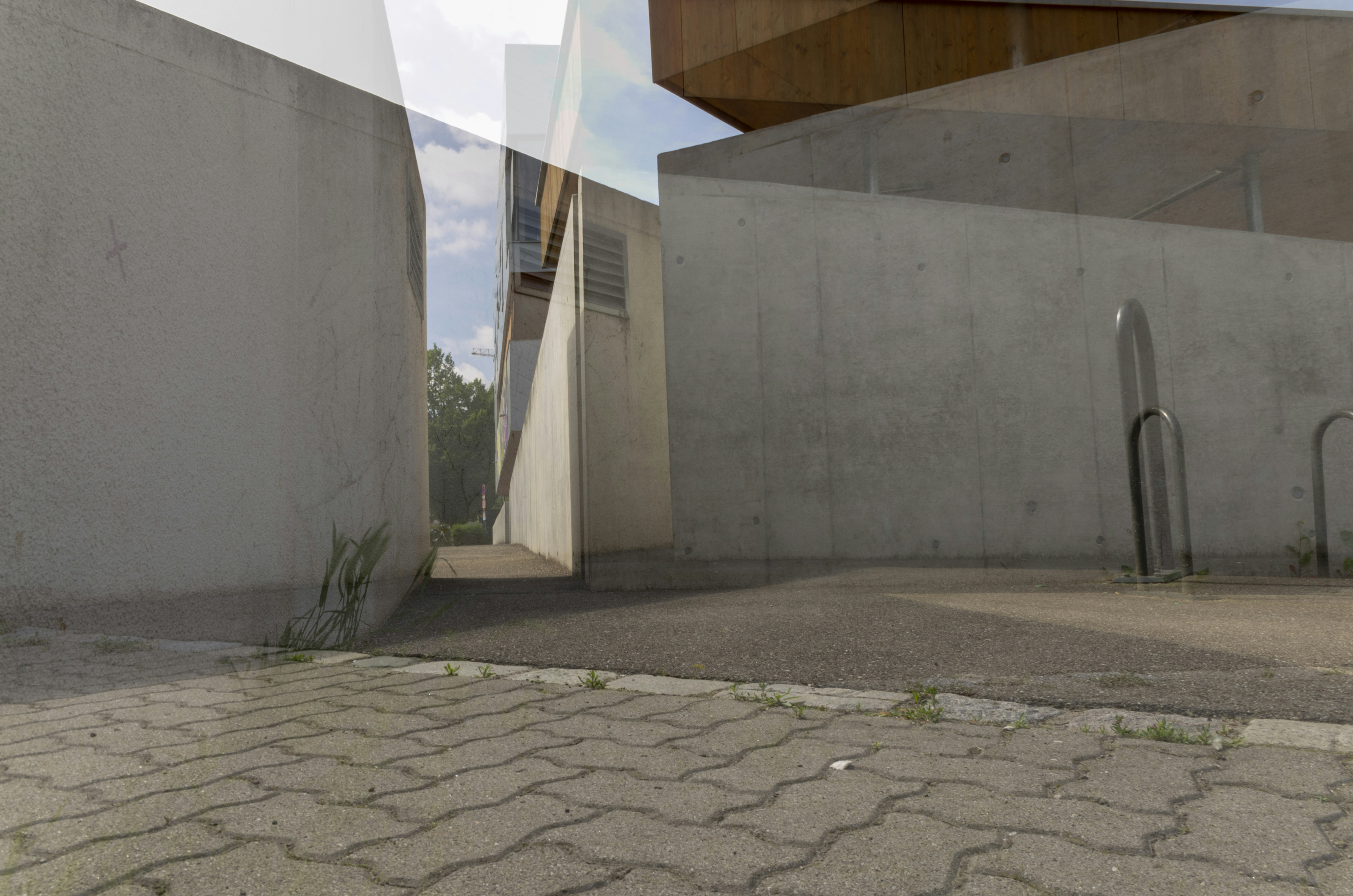 gray concrete wall