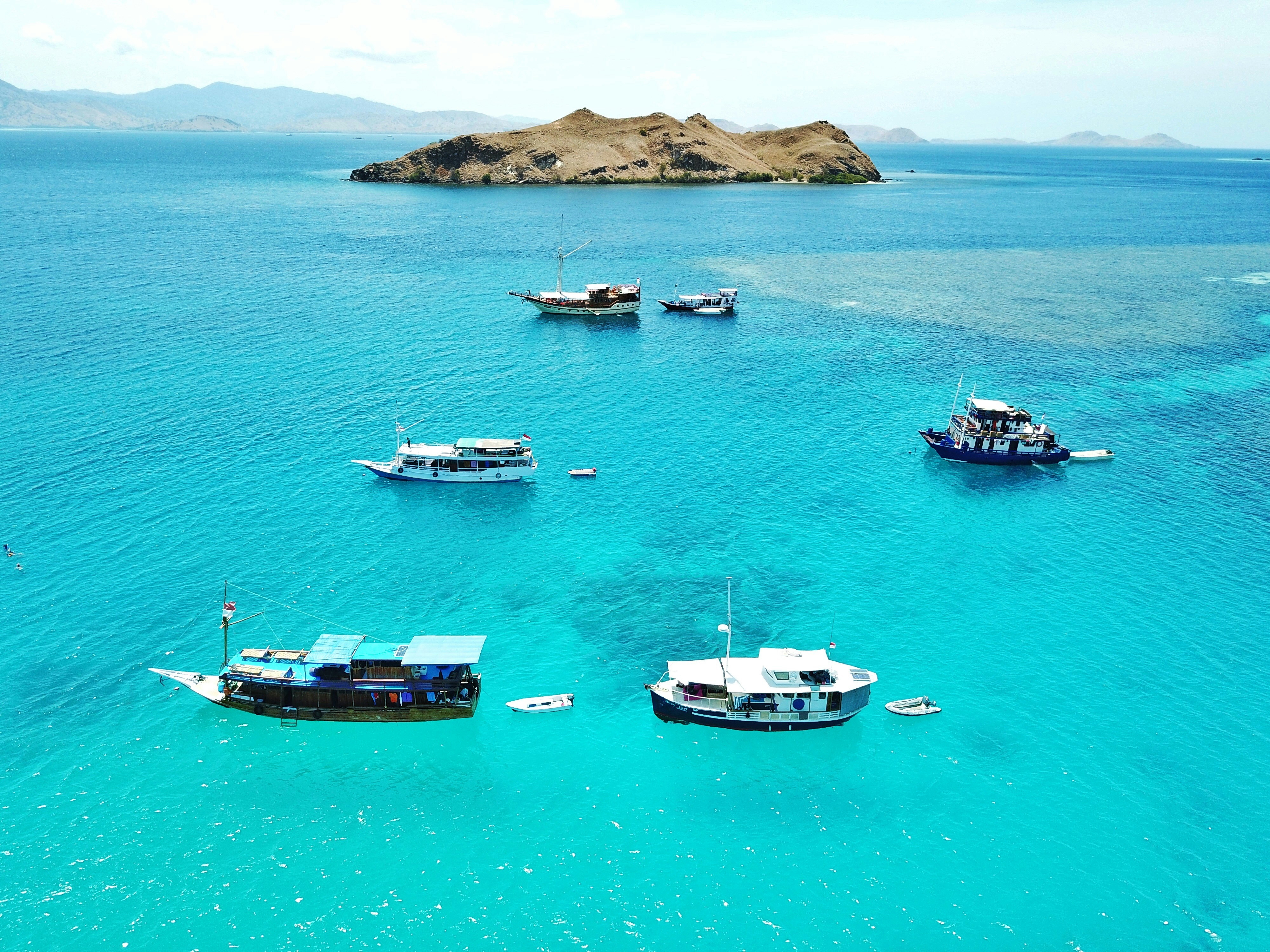 海に浮かぶ漁船