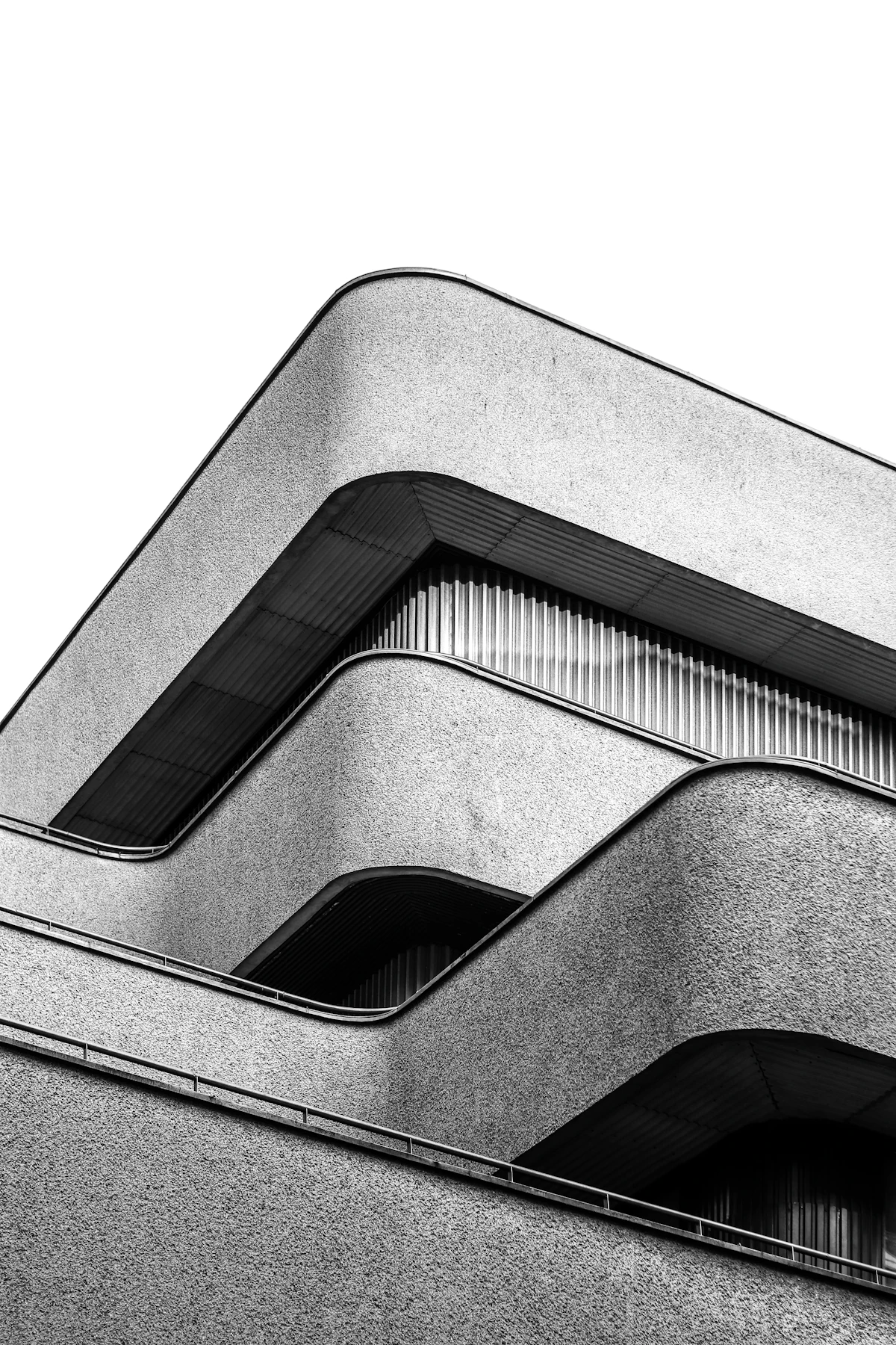 Edificio de concreto gris con volúmenes curvos