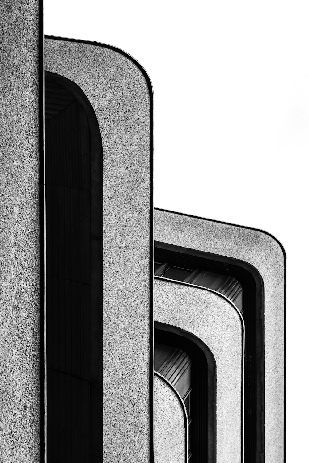 una foto in bianco e nero di un edificio