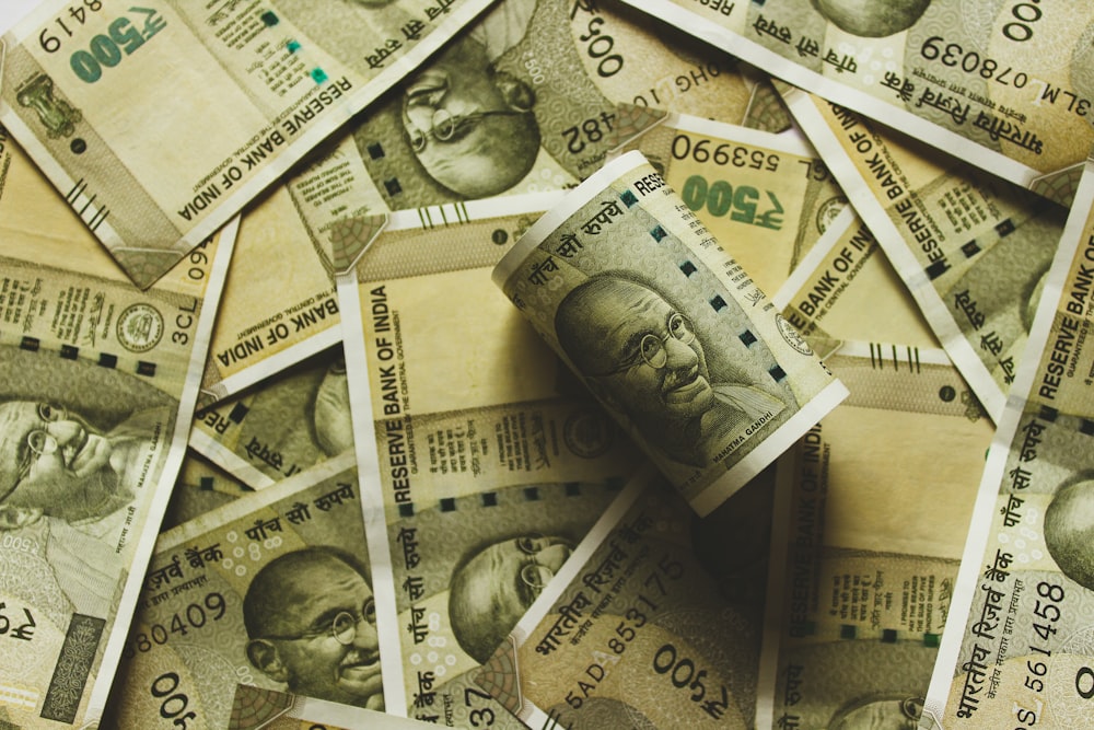Fotografía de primer plano del lote de billetes de la rupia india