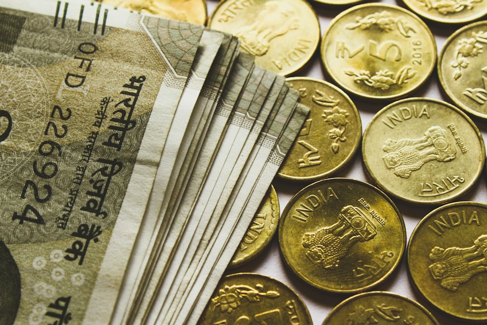 Monedas y billetes redondos de rupias doradas