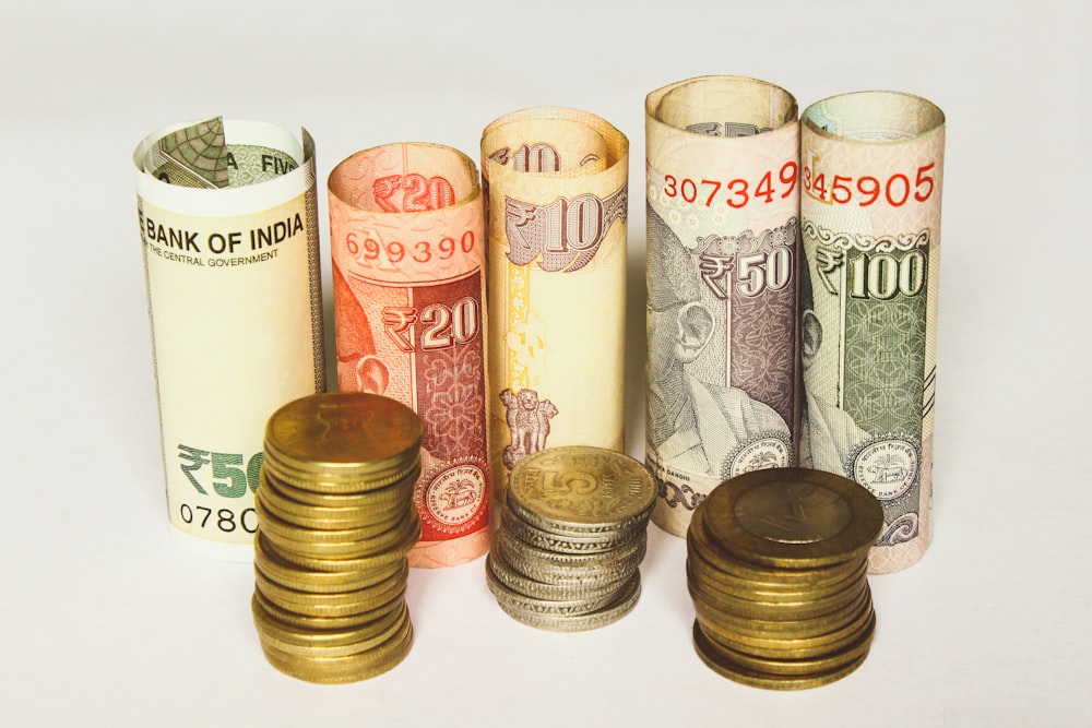 Banknoten- und Münzpartie mit verschiedenen Stückelungen