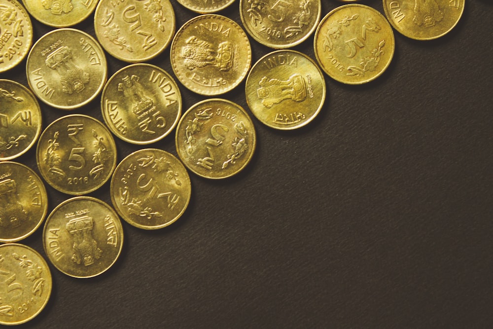 Monedas redondas de color dorado