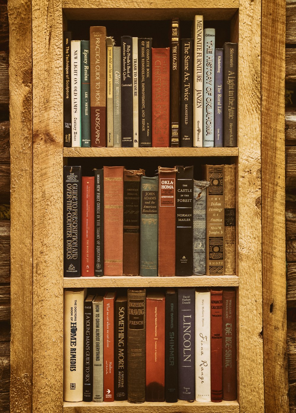 茶色の木製本棚の本