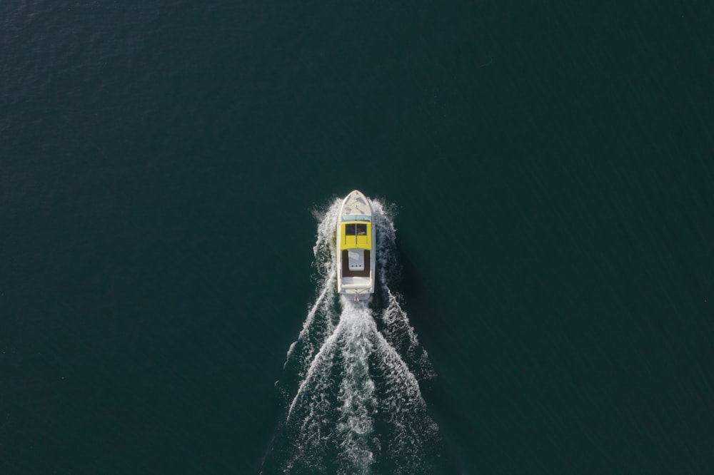 Photo aérienne d’un bateau à moteur blanc et jaune