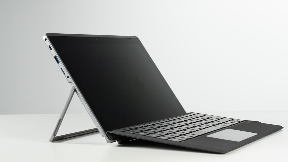 schwarz-grauer Laptop mit schwarzem Bildschirm
