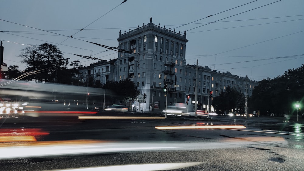 Edificio de hormigón gris