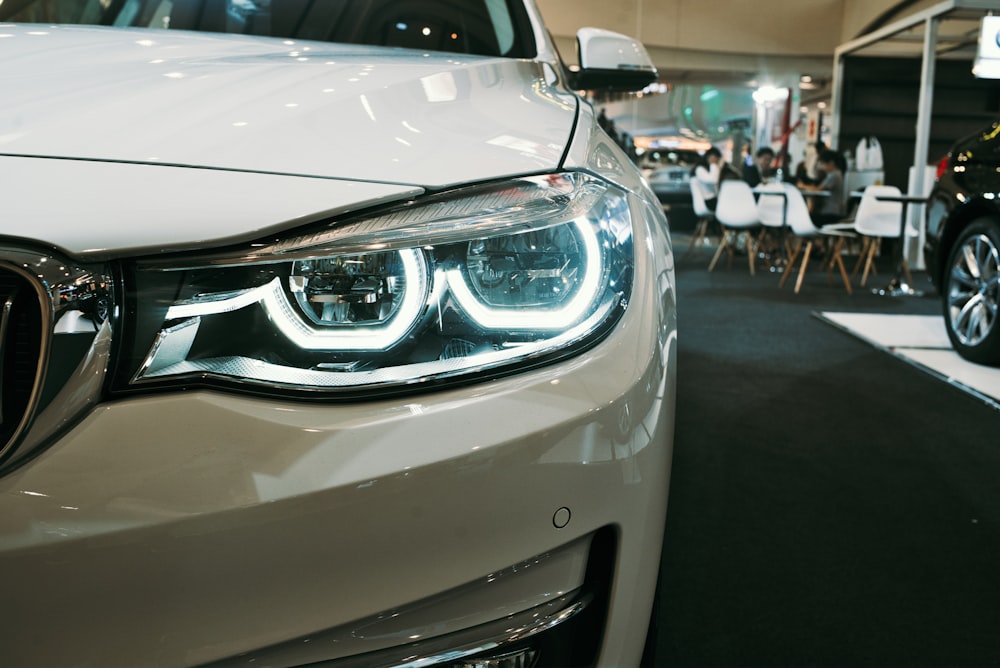 Gros plan d’une voiture sur le sol d’une salle d’exposition