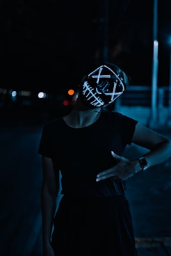 femme portant un tshirt noir et un masque onlyfans