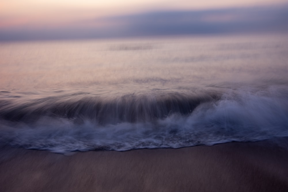 Una foto sfocata di un'onda che arriva dall'oceano