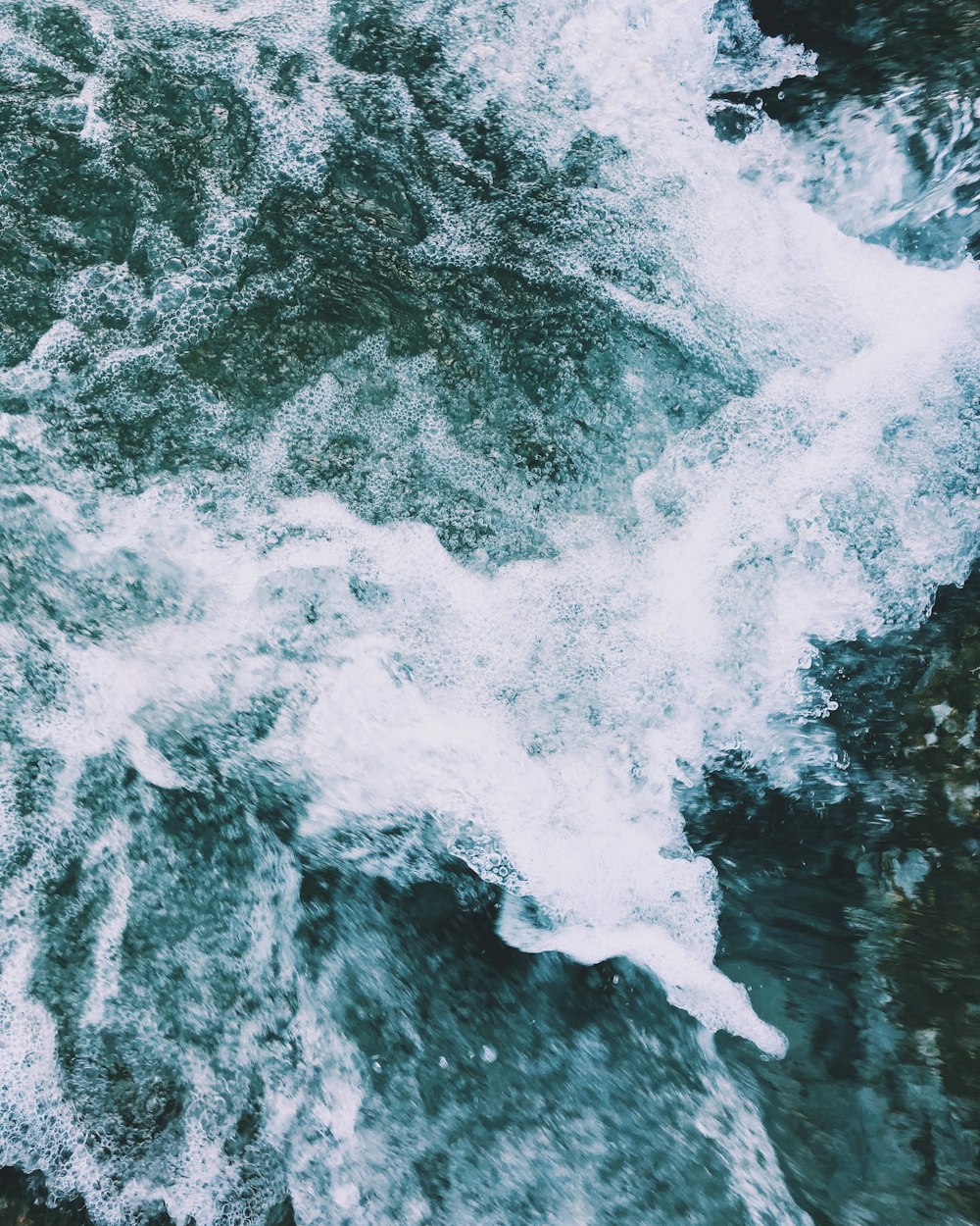 sea waves during daytime