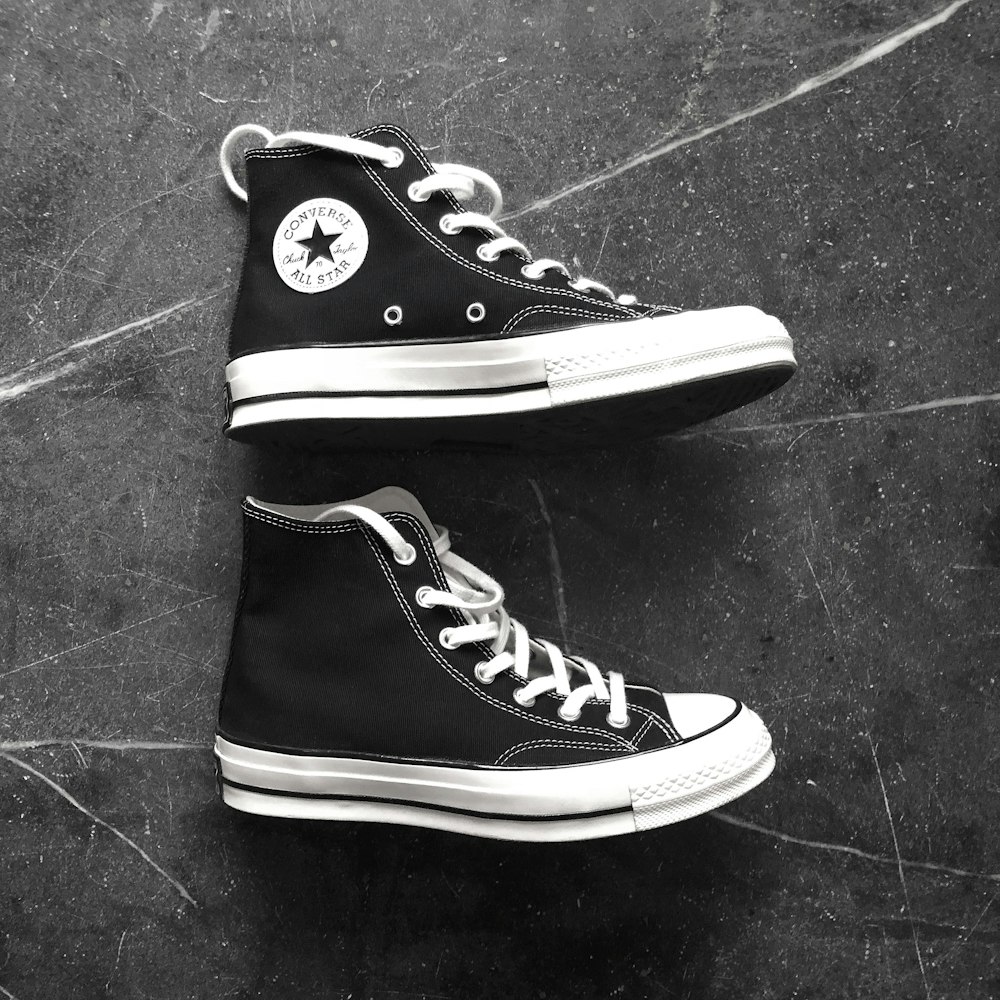Foto zapatillas altas negras Converse – Imagen Ee.uu en Unsplash