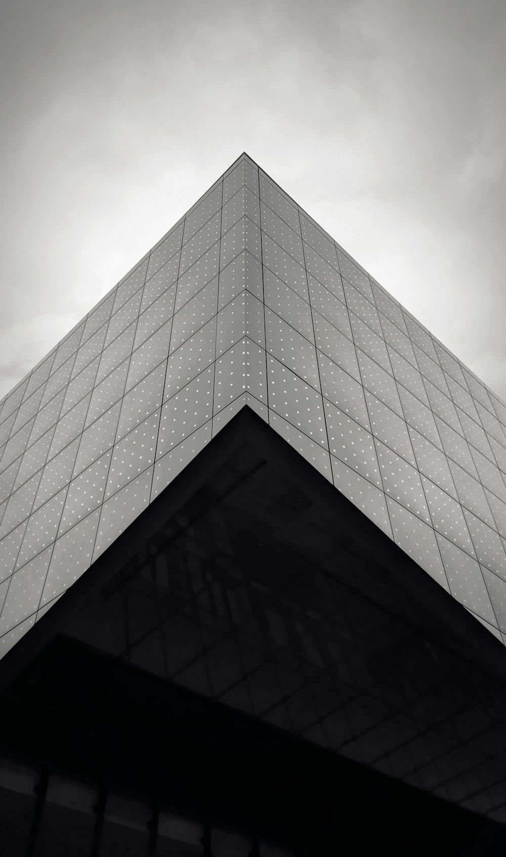 ガラス建物の低角度グレースケール写真
