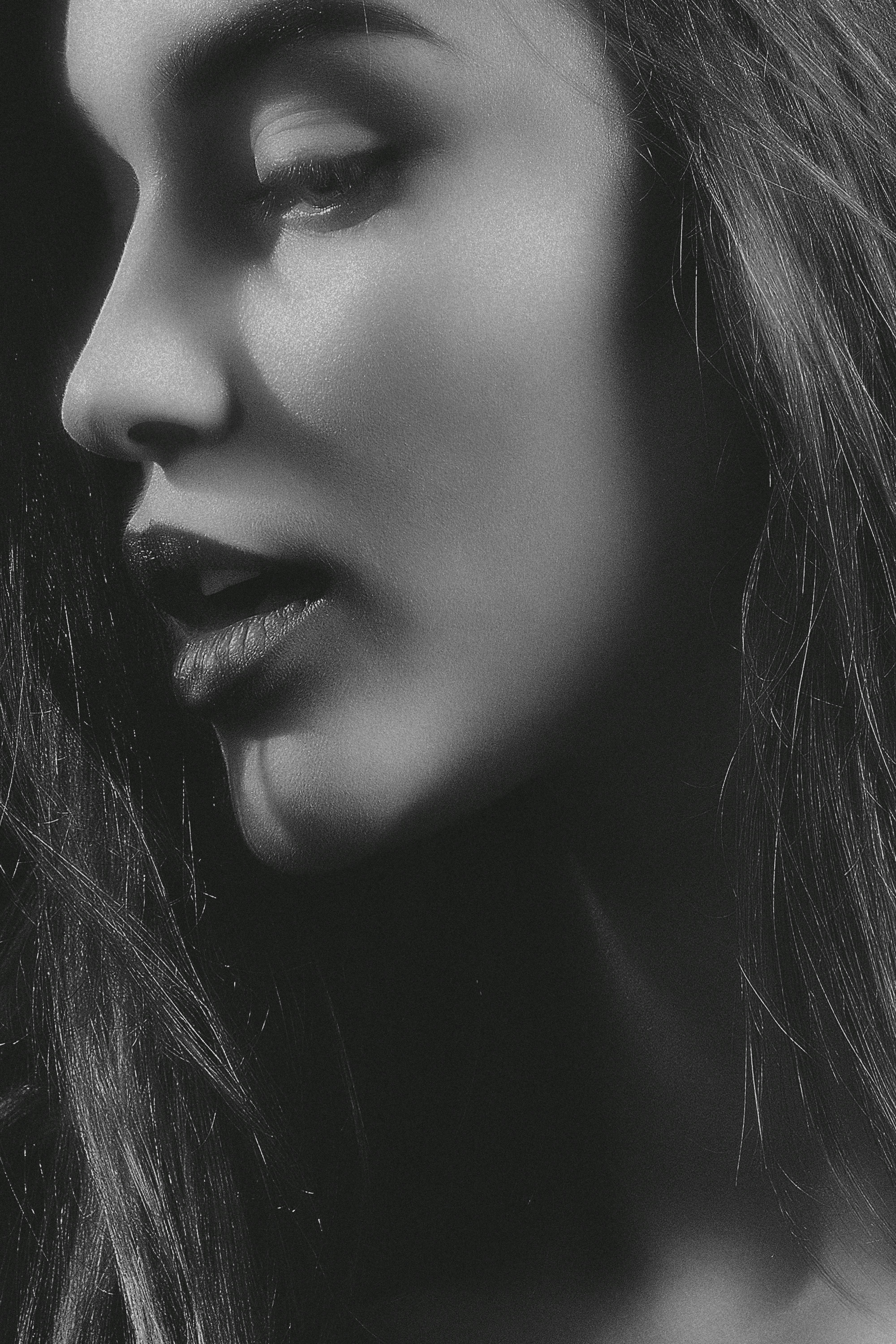 Una foto en blanco y negro de la cara de una mujer foto – Imagen de Retrato  gratuita en Unsplash, image size:3000x4500