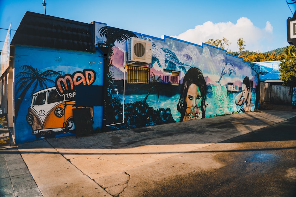 Grafiti de vehículos naranja y blanco