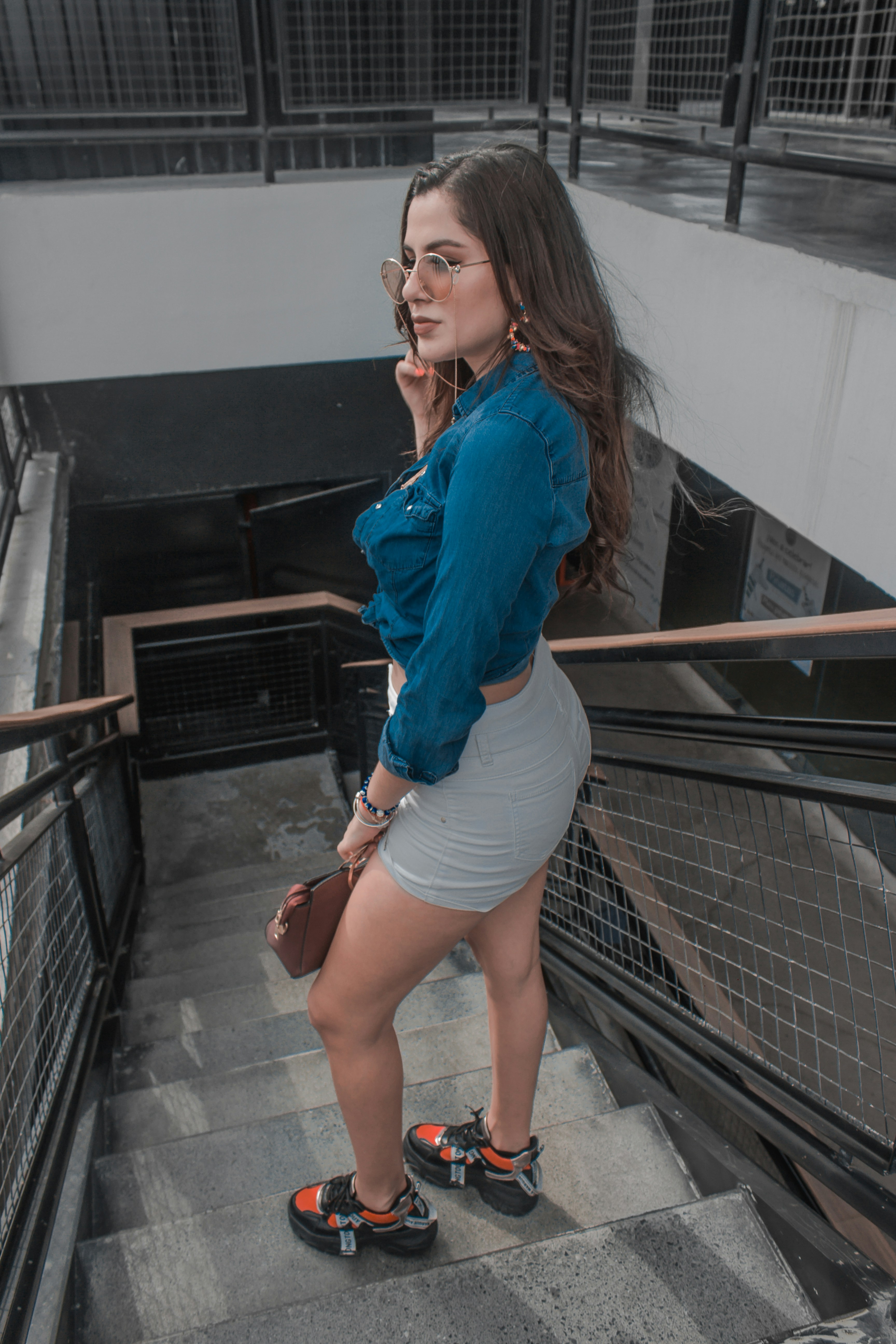 Mujer de pie en las escaleras