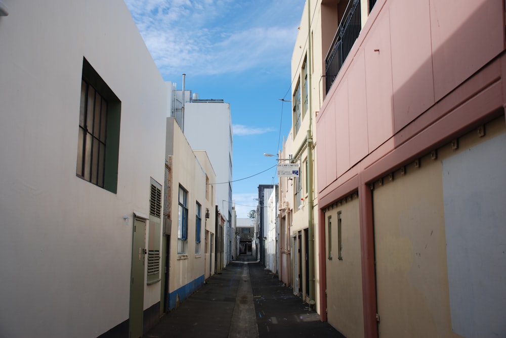 Camino vacío entre edificios