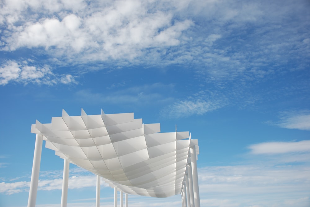 estrutura branca sob céu nublado durante o dia