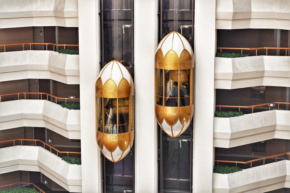 elevador de duas cápsulas de ouro