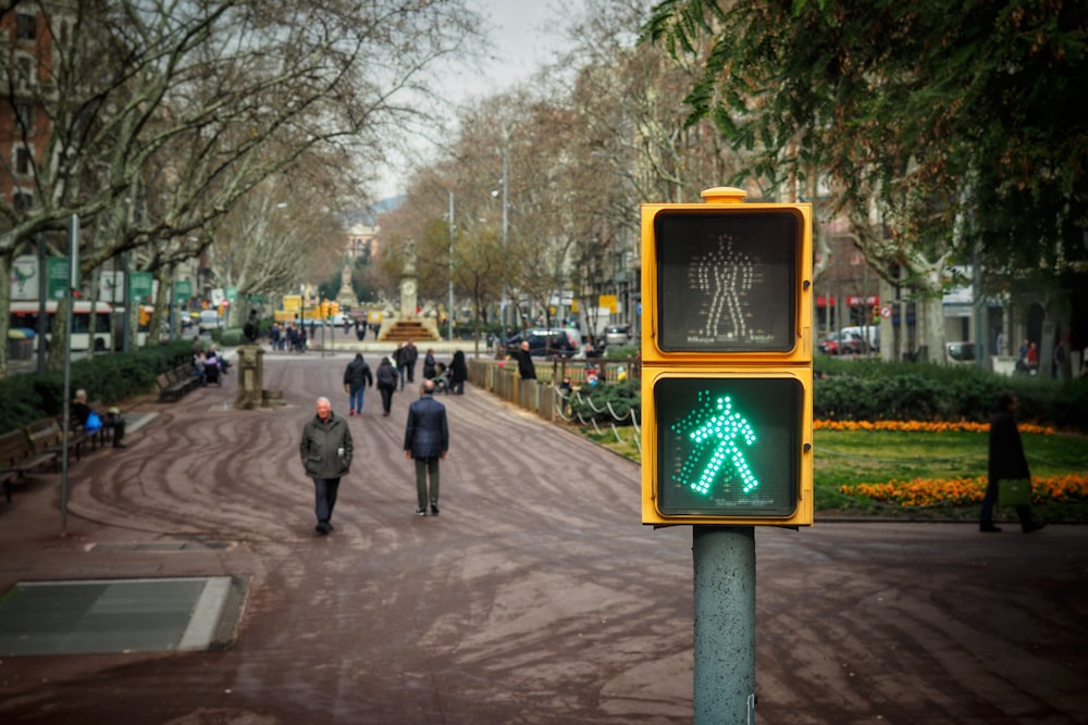 crossing light displaying walk sign