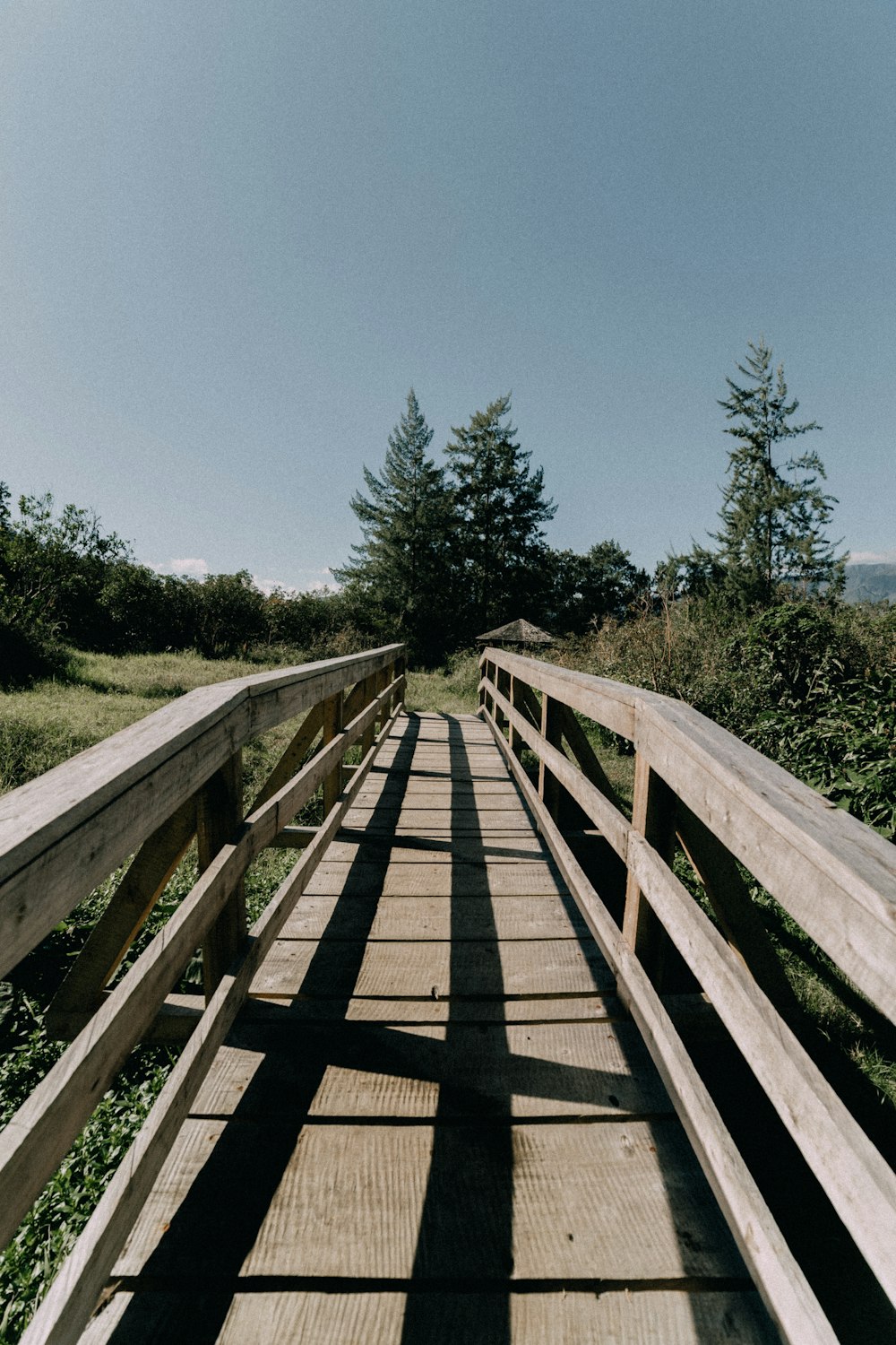 weiße Holzbrücke